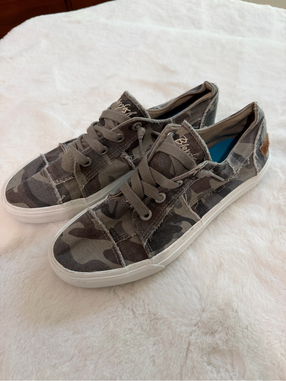 Blowfish Women’s Green and Gray Camo Low-Top Sneakers Size 10